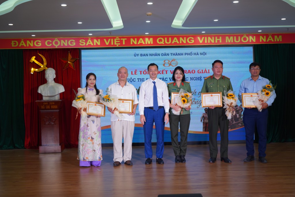 Ban Tổ chức trao giải tới các tác giả
