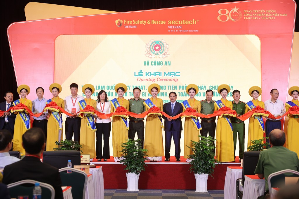 Thủ tướng và các đại biểu cắt băng khai mạc Triển lãm Triển lãm Quốc tế về kỹ thuật, phương tiện PCCC, cứu hộ cứu nạn và thiết bị an ninh, an toàn, bảo vệ năm 2025 - Ảnh: VGP/Nhật Bắc