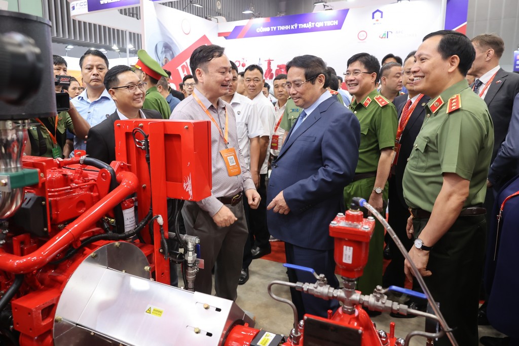 Thủ tướng tham quan các gian trưng bày tại Triển lãm Triển lãm Quốc tế về kỹ thuật, phương tiện PCCC, cứu hộ cứu nạn và thiết bị an ninh, an toàn, bảo vệ năm 2025 - Ảnh: VGP/Nhật Bắc
