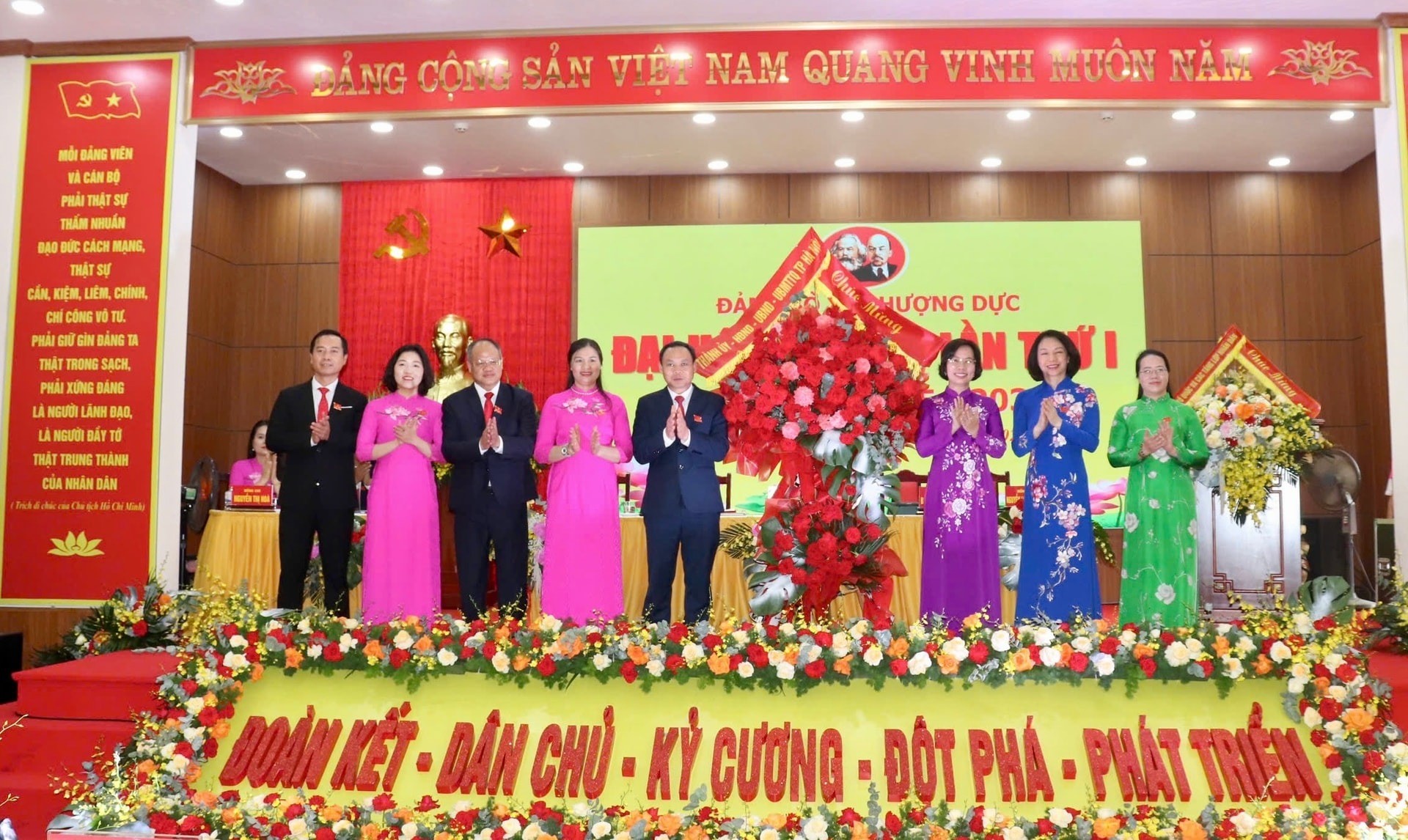 Lãnh đạo thành phố tặng hoa chúc mừng Đại hội. Ảnh: Sơn Tùng