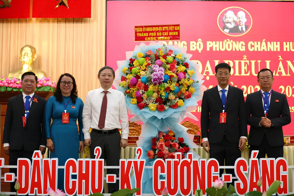 Thành uỷ, HĐND, UBND, Uỷ ban MTTQ Việt Nam TP HCM gửi hoa chúc mừng Đại hội Đại biểu Đảng bộ phường Chánh Hưng lần thứ I
