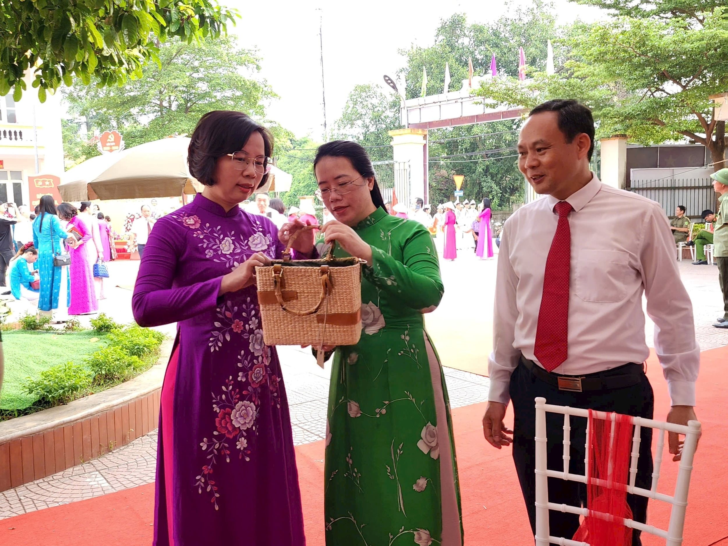 Các đại biểu dự Đại hội tham quan gian trưng bày các sản phẩm làng nghề của xã. Ảnh: Đức Toàn