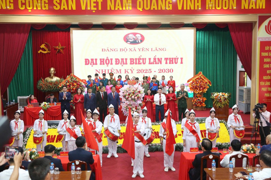 Các đoàn thể chính trị xã hội và Nhân dân chúc mừng đại hội