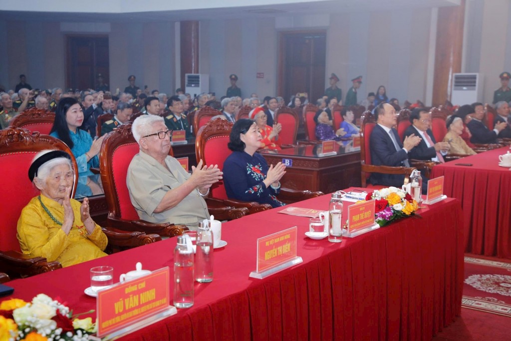 Các đồng chí nguyên lãnh đạo thành phố dự gặp mặt. Ảnh: Viết Thành