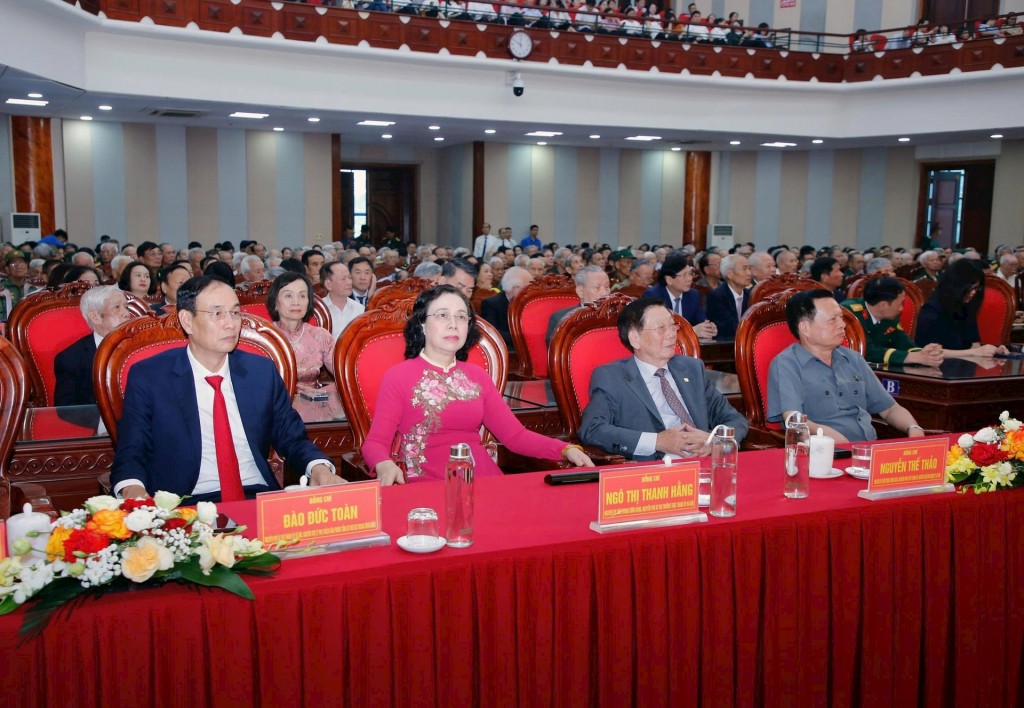 Các đồng chí lãnh đạo, nguyên lãnh đạo và đại biểu tại buổi gặp mặt. Ảnh: Viết Thành
