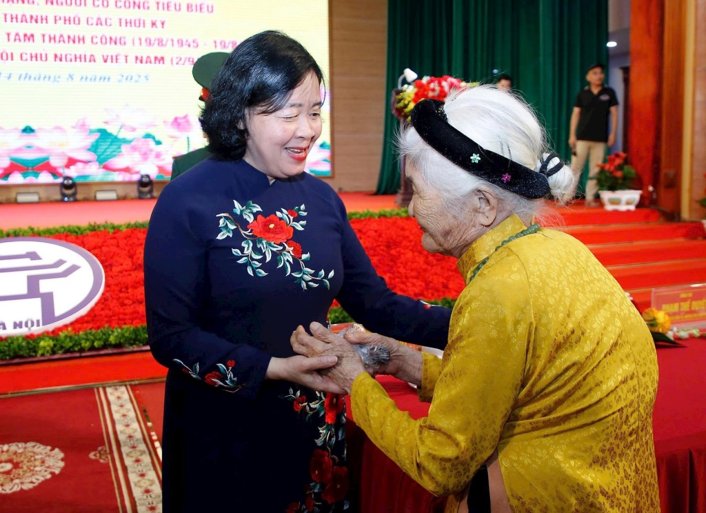 Bí thư Thành ủy Hà Nội Bùi Thị Minh Hoài với đại biểu Bà mẹ Việt Nam Anh hùng. Ảnh: Viết Thành