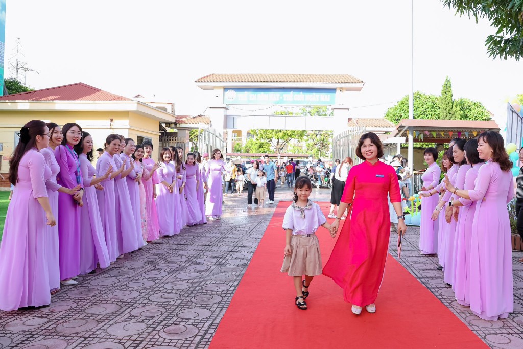 Cô trò trường Tiểu học Kiến Hưng, phường Kiến Hưng, Hà Nội