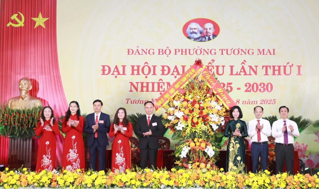 Đại diện lãnh đạo TP Hà Nội tặng hoa chúc mừng Đại hội