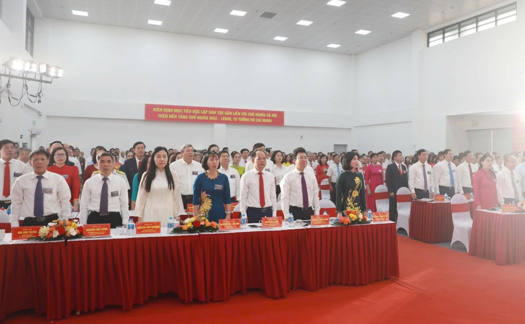 Các đại biểu thực hiện nghi thức chào cờ