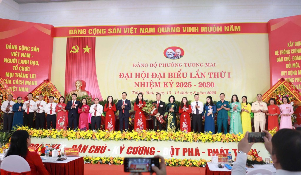 Đồng chí Phùng Thị Hồng Hà tặng hoa chúc mừng Ban Chấp hành Đảng bộ phường khoá mới