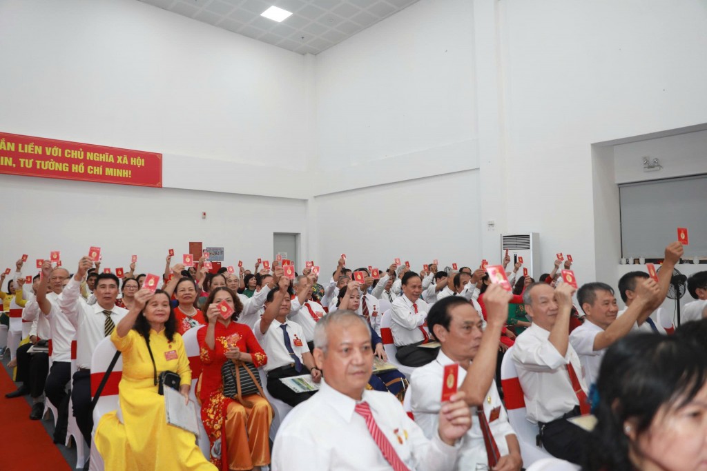 Đảng viên biểu quyết thông qua Nghị quyết Đại hội