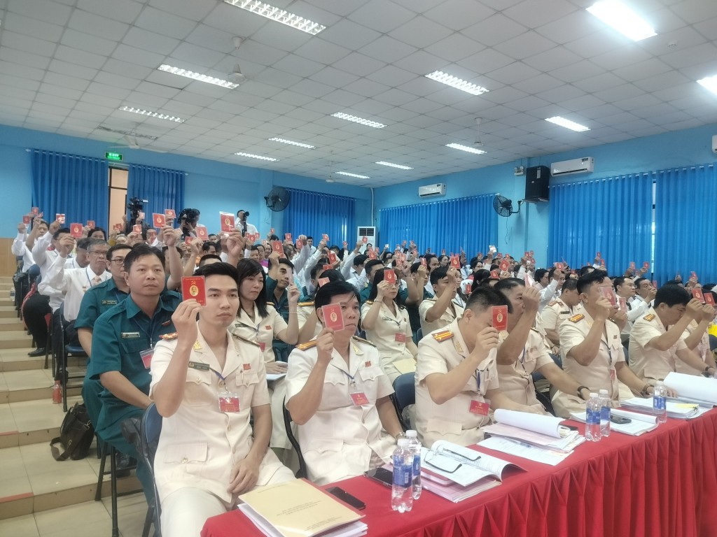 Đại biểu biểu quyết tại đại hội