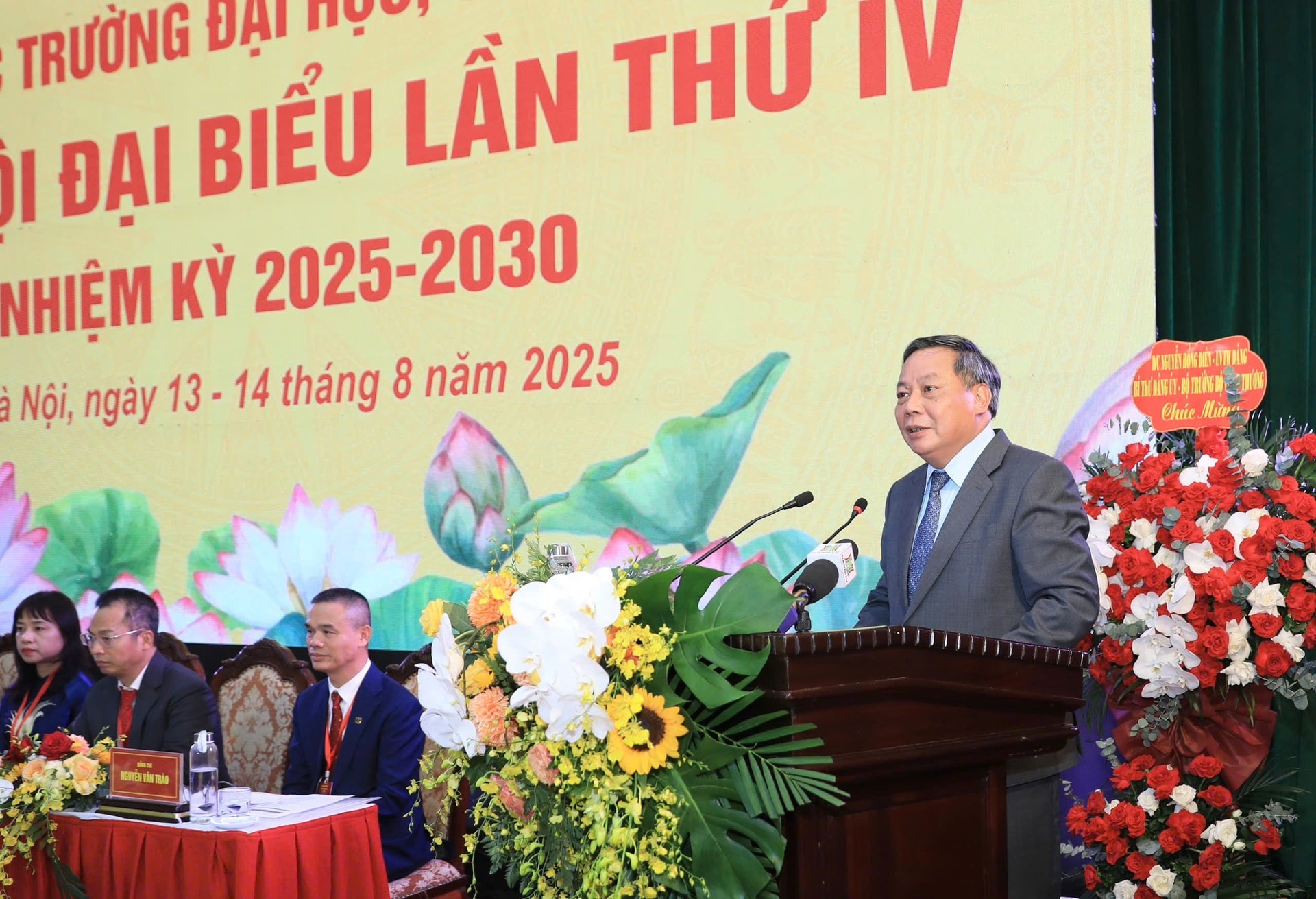 Phó Bí thư Thường trực Thành ủy Hà Nội Nguyễn Văn Phong phát biểu chỉ đạo tại đại hội. Ảnh: Quang Thái