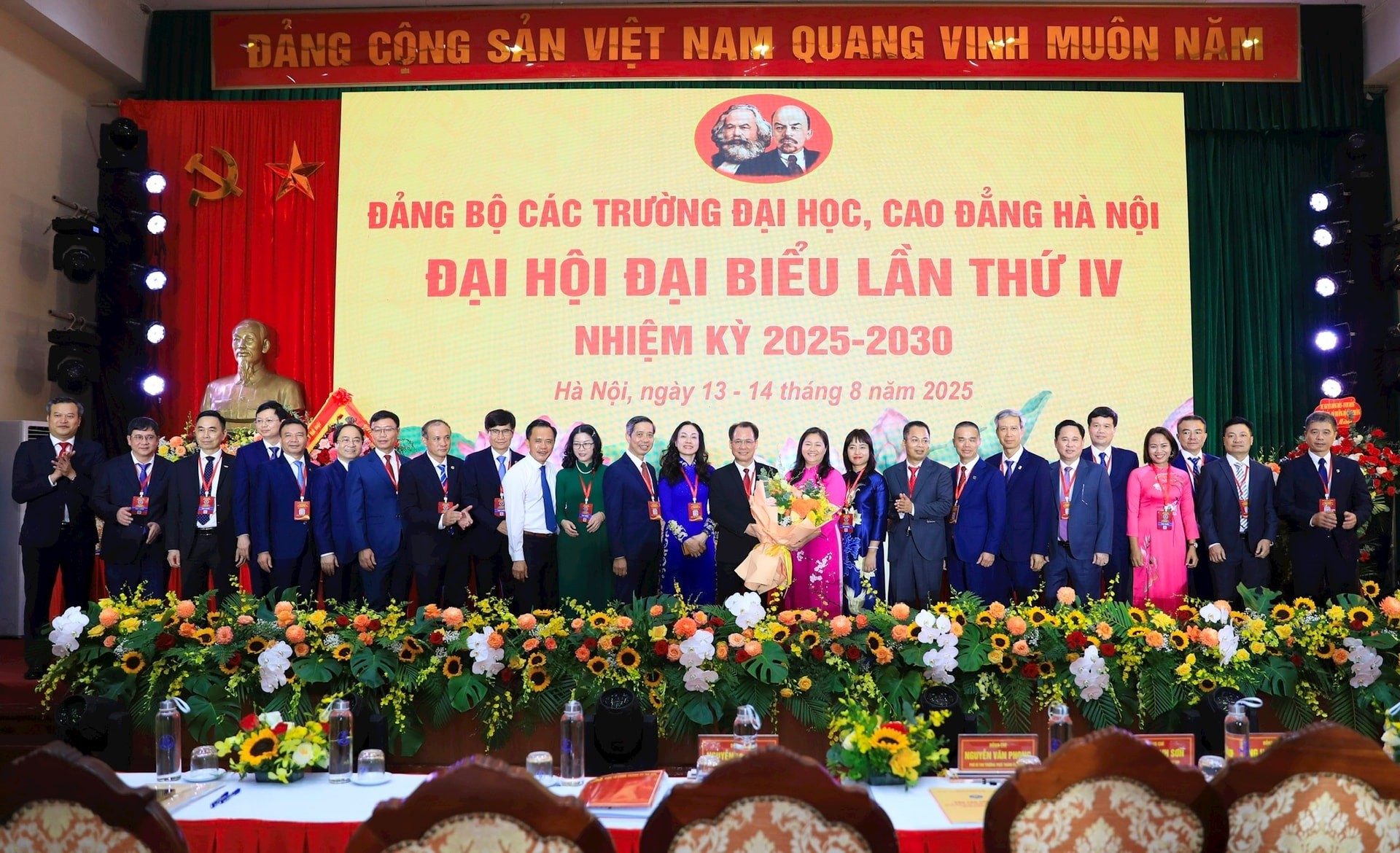 Ban Chấp hành Đảng bộ Các trường đại học, cao đẳng Hà Nội nhiệm kỳ 2025-2030 ra mắt đại hội. Ảnh: Quang Thái