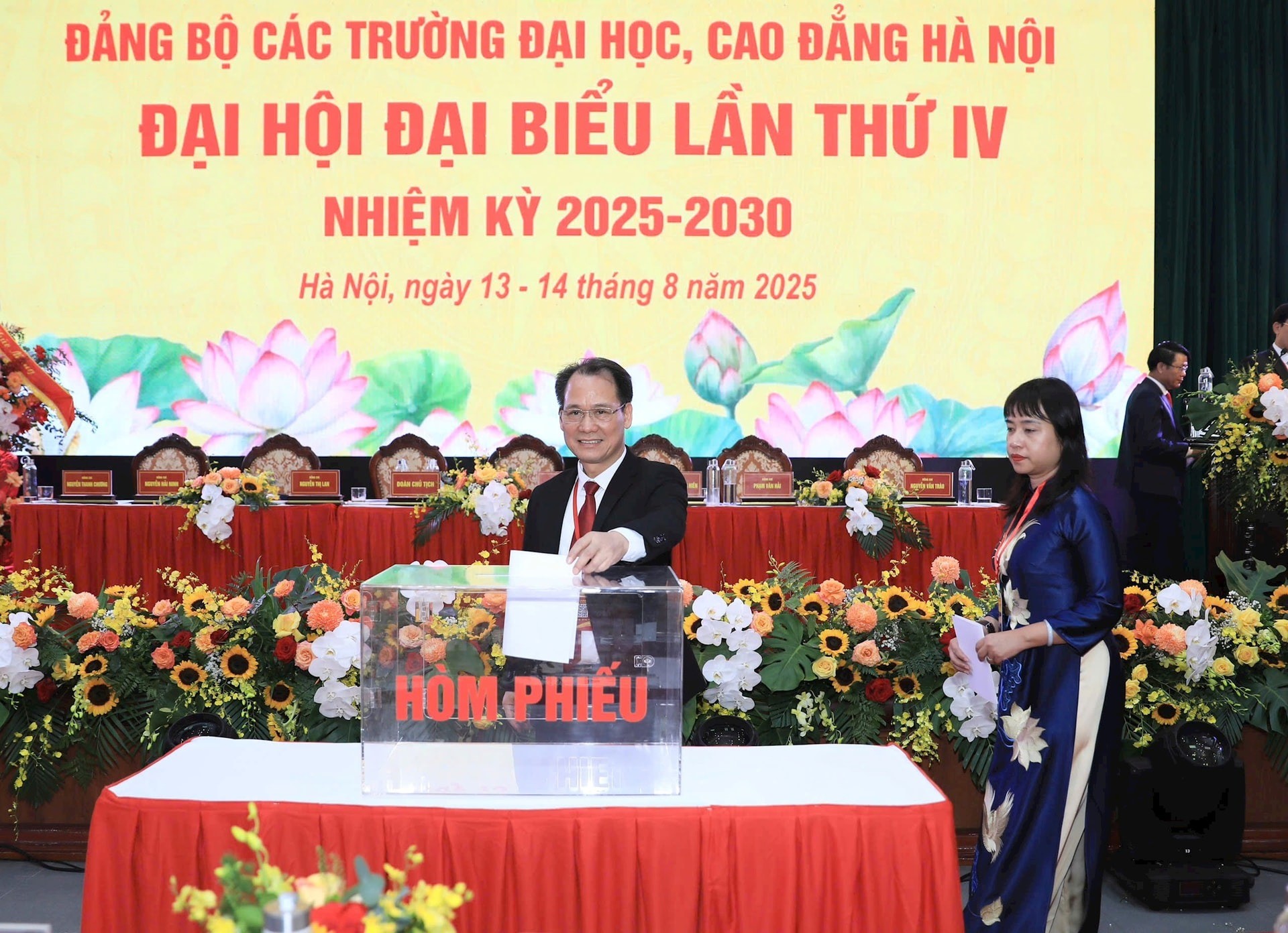 Các đại biểu bỏ phiếu bầu Ban Chấp hành Đảng bộ. Ảnh: PV