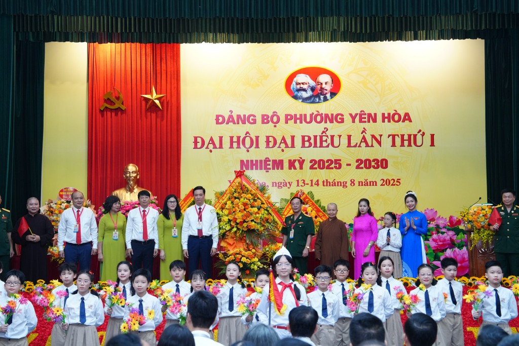 Mặt trận Tổ quốc, đoàn thể, lực lượng vũ trang và Nhân dân tặng hoa chúc mừng Đại hội
