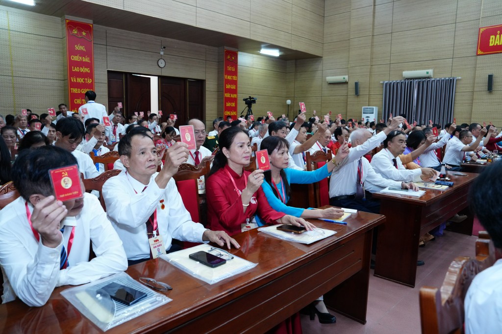 Các đại biểu biểu quyết thông qua nghị quyết Đại hội