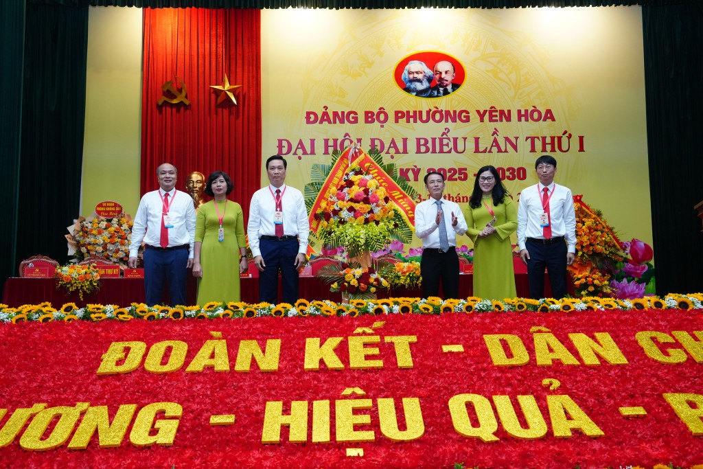 Đại diện lãnh đạo TP Hà Nội tặng hoa chúc mừng Đại hội