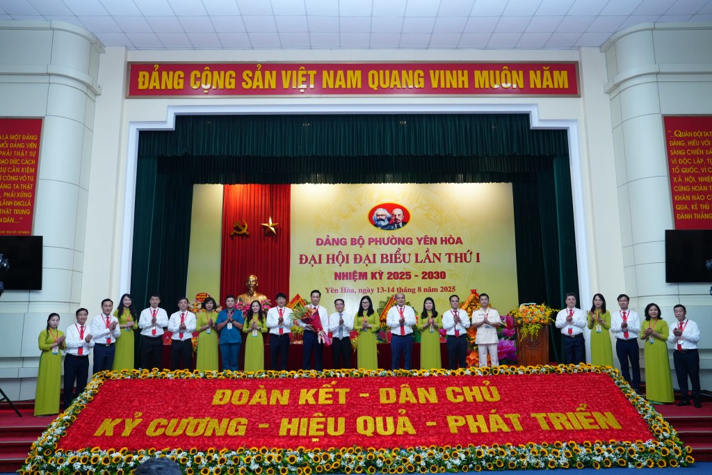 Đồng chí Nguyễn Trọng Đông tặng hoa chúc mừng Bí thư Đảng uỷ phường Nguyễn Quốc Khánh và Ban Chấp hành Đảng bộ phường Yên Hoà khoá mới
