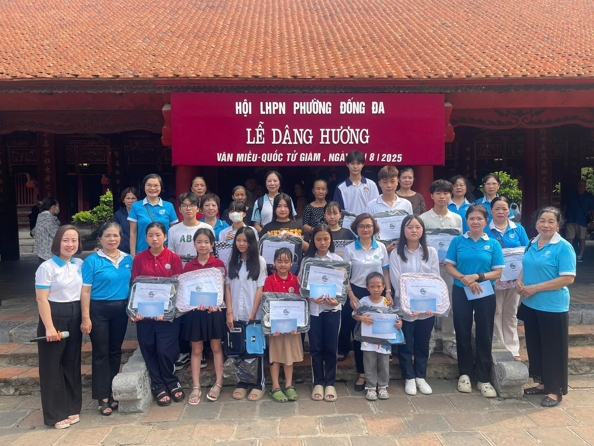 Phụ nữ Đống Đa trao quà tặng trẻ em có hoàn cảnh khó khăn