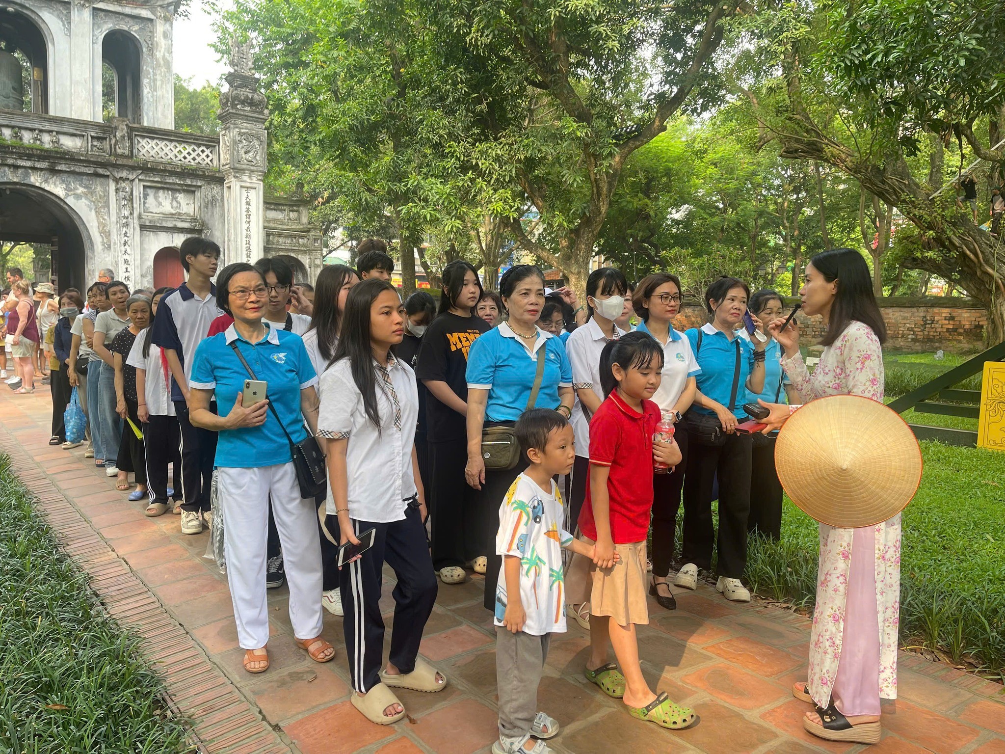 Phụ nữ Đống Đa trao quà tặng trẻ em có hoàn cảnh khó khăn