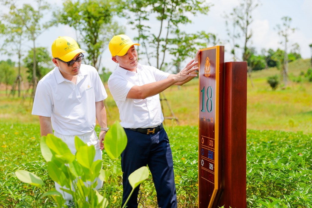Nhà thiết kế Lê Thanh Hòa đã có buổi khảo sát thực tế để hiểu về câu chuyện văn hóa của Văn Lang Empire T&T Golf Club