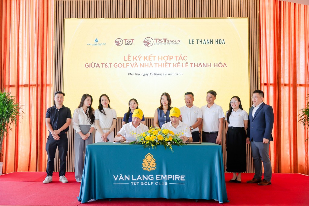Ông Nhữ Văn Hoan- TGĐ T&T Golf và Nhà thiết kế Lê Thanh Hòa tại lễ ký kết hợp tác 