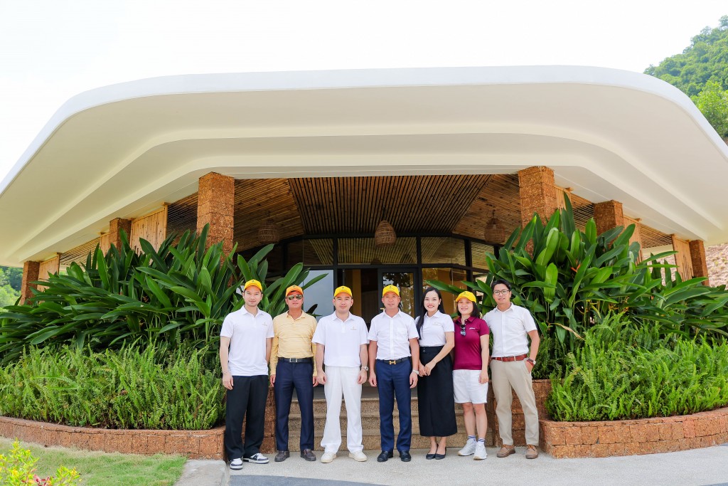 NTK Lê Thanh Hòa thiết kế đồng phục riêng cho CBNV Văn Lang Empire T&T Golf Club