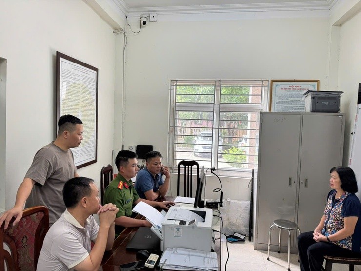 Thực hiện nghĩa vụ của đảng viên kê khai, nhập dữ liệu và chụp ảnh đổi thẻ đảng viên.