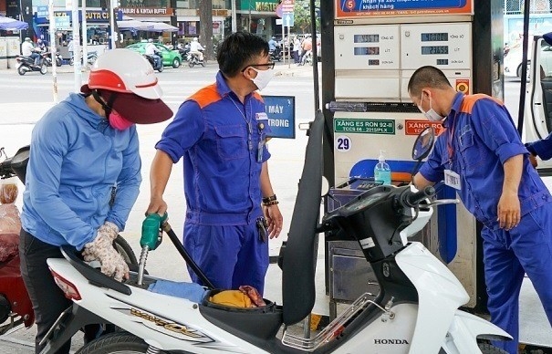 Giá xăng RON95-III xuống dưới 20.000 đồng mỗi lít