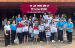 Phụ nữ Đống Đa trao quà tặng trẻ em có hoàn cảnh khó khăn