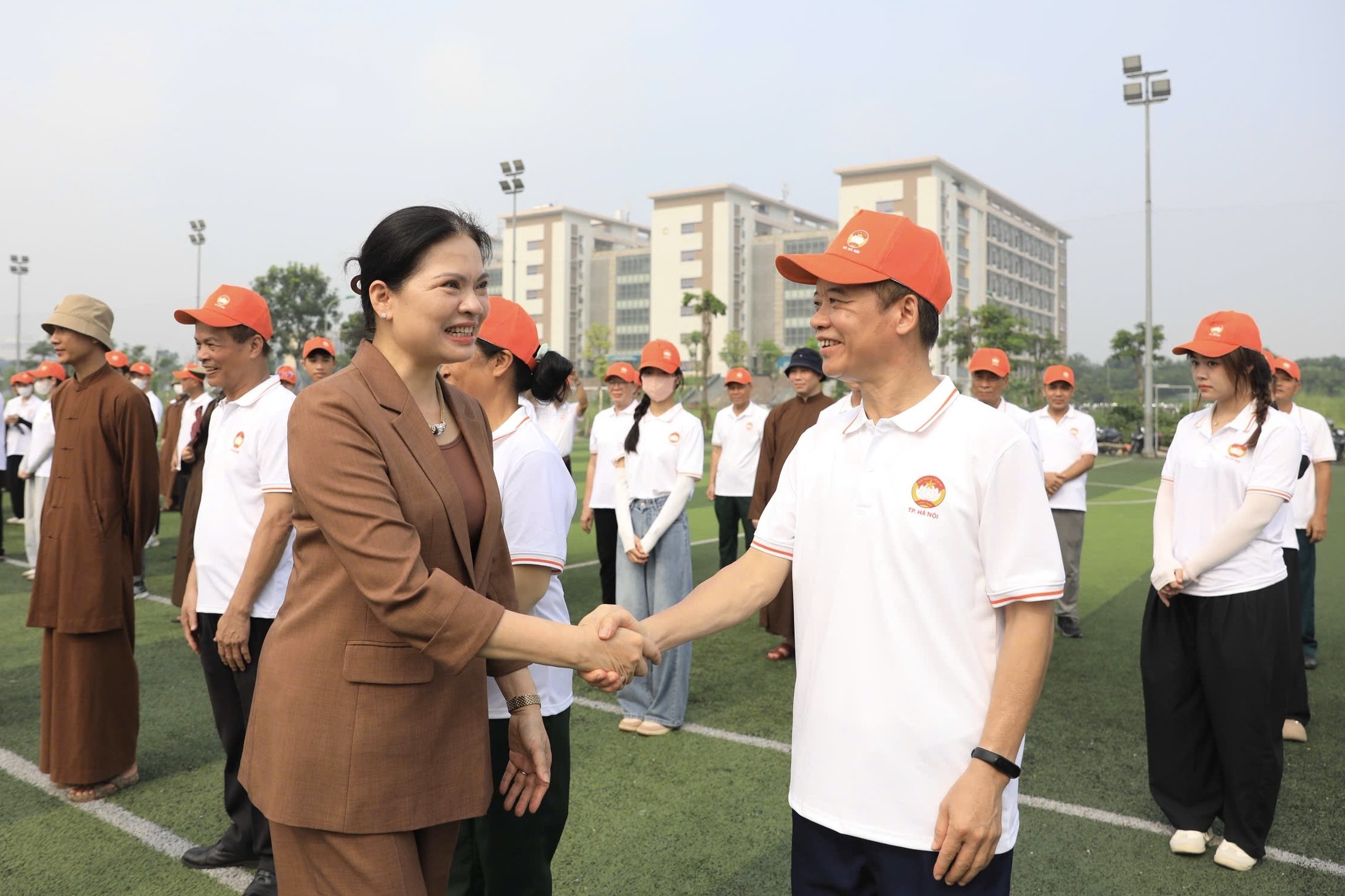 Phó Chủ tịch Ủy ban Trung ương Mặt trận Tổ quốc Việt Nam Hà Thị Nga động viên các lực lượng diễu binh, diễu hành Phó Chủ tịch Ủy ban Trung ương Mặt trận Tổ quốc Việt Nam Hà Thị Nga động viên các lực lượng diễu binh, diễu hành