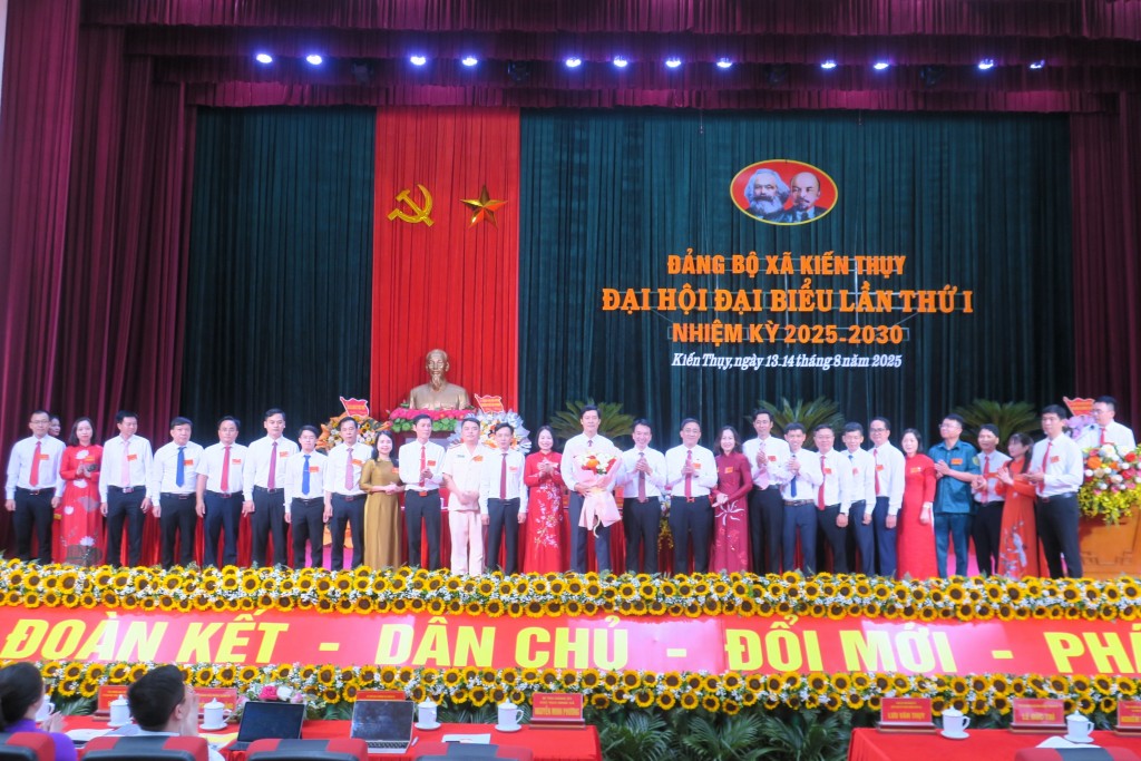 Ban chấp hành Đảng bộ xã nhiệm kỳ 2025 - 2030 ra mắt Đại hội.
