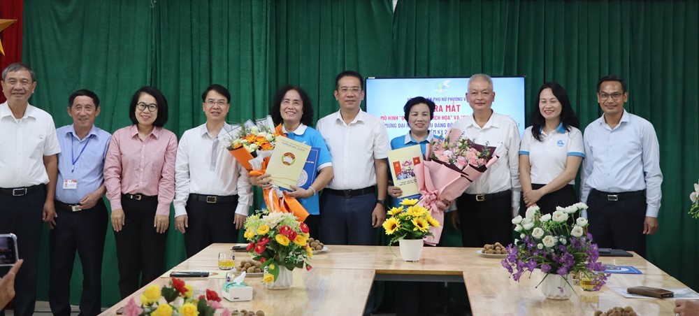 Hội LHPN phường Việt Hưng ra mắt 2 mô hình đoạn đường bích họa, cờ hoa chào mừng Đại hội