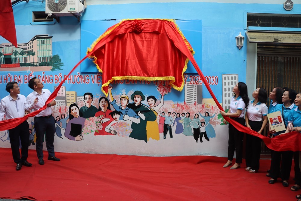 Hội LHPN phường Việt Hưng ra mắt 2 mô hình đoạn đường bích họa, cờ hoa chào mừng Đại hội