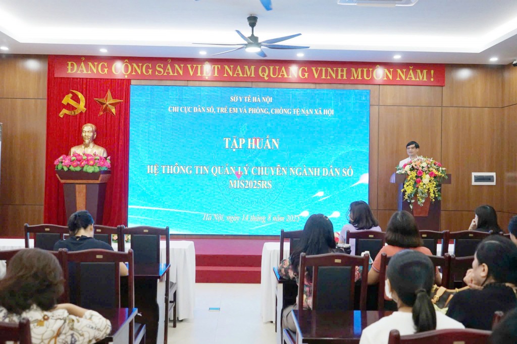 Ông Vũ Duy Hưng chia sẻ nội dung tại buổi tập huấn. 