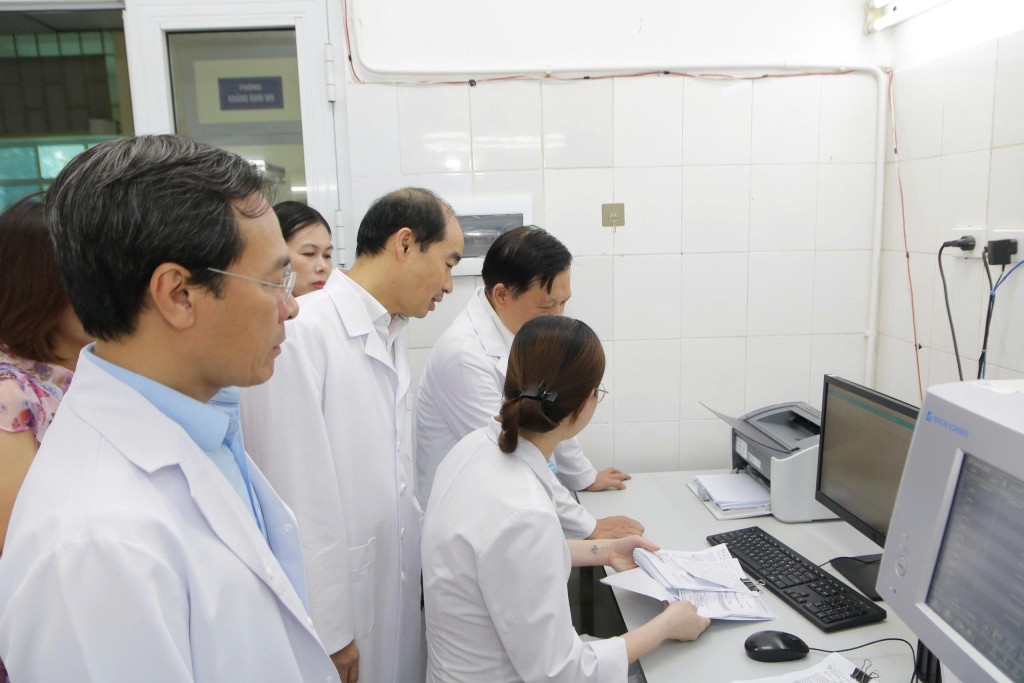 Tiến sĩ Nguyễn Đình Hưng, Phó Giám đốc phụ trách Sở Y tế Hà Nội 