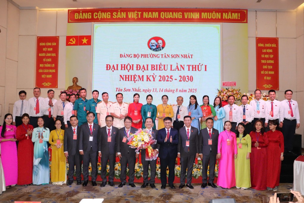 Phó Chủ tịch UBND TP Hồ Chí Minh Nguyễn Mạnh Cường tặng hoa chúc mừng Ban Chấp hành Đảng bộ phường Tân Sơn Nhất