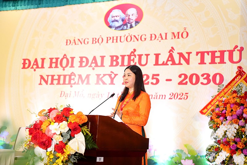 Đồng chí Nguyễn Thị Hoài Thu - Phó Bí thư Thường trực Đảng ủy phường Đại Mỗ công bố Quyết định của Ban Thường vụ Thành ủy chỉ định Ban Chấp hành Đảng bộ, Ban Thường vụ; Bí thư, Phó Bí thư…
