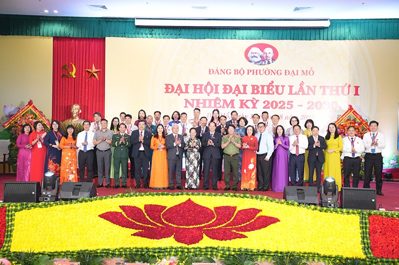Các đại biểu chụp ảnh lưu niệm, chúc mừng Đại hội