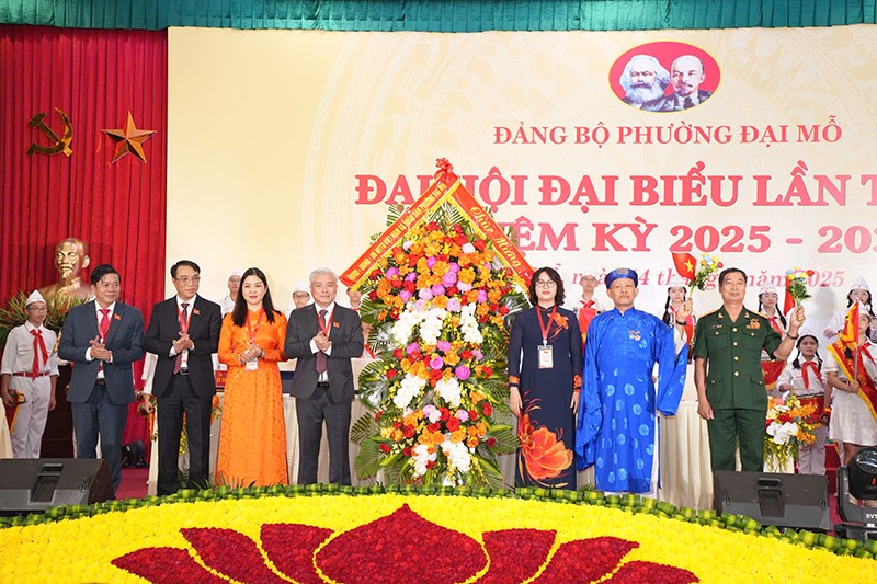 Uỷ ban MTTQ phường Đại Mỗ cùng các tổ chức chính trị trên địa bàn phường chúc mừng Đại hội