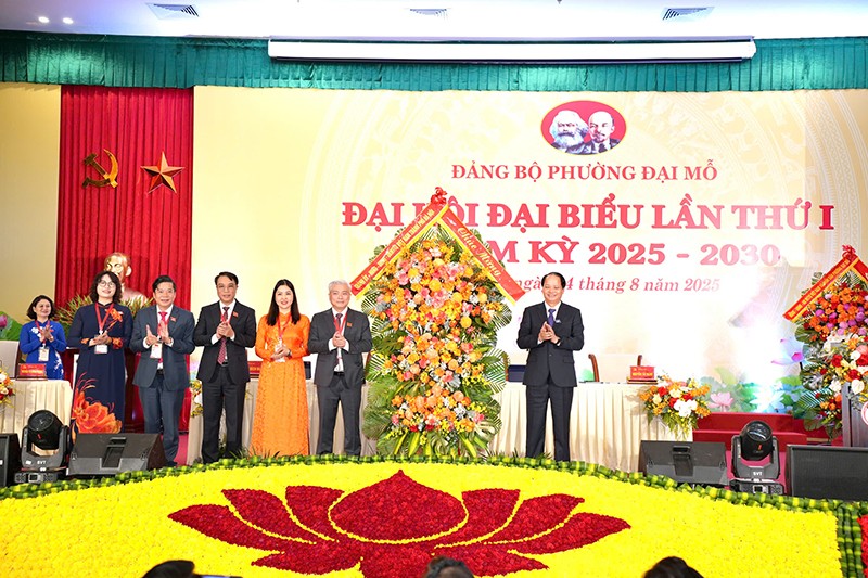 Trưởng ban Tuyên giáo và Dân vận Thành ủy Hà Nội Nguyễn Doãn Toản tặng hoa chúc mừng đại hội