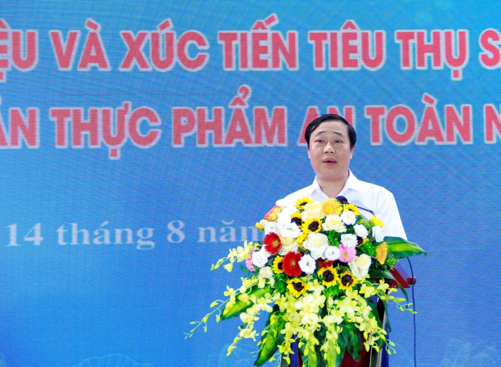 Ông Ngọ Văn Ngôn - Phó Chánh Văn phòng chuyên trách Văn phòng Điều phối Chương trình xây dựng nông thôn mới thành phố Hà Nội phát biểu khai mạc sự kiện