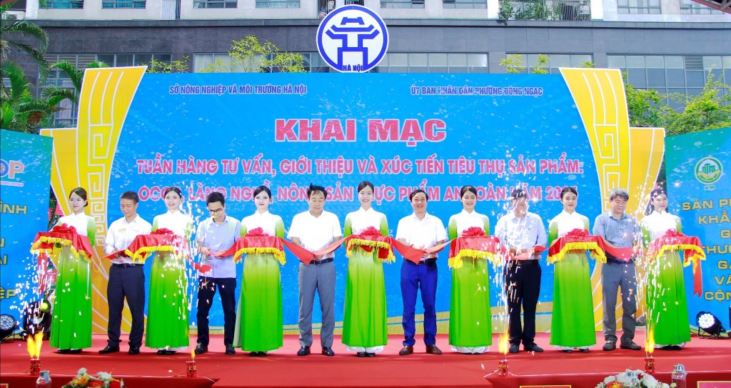 Các đại biểu cắt băng khai mạc sự kiện -