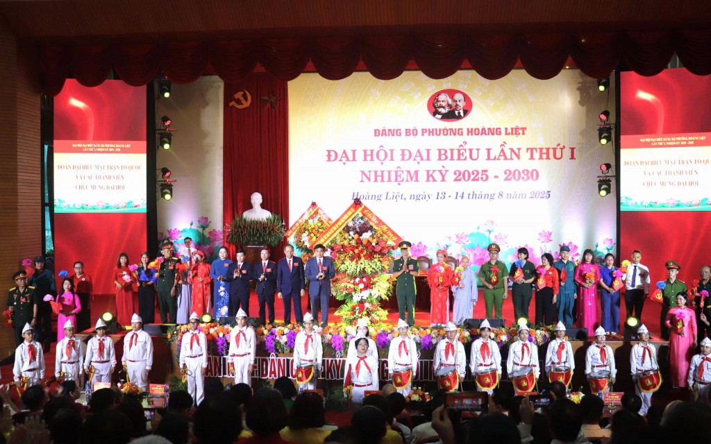 MTTQ, đoàn thể và người dân phường Hoàng Liệt tặng hoa chúc mừng Đại hội