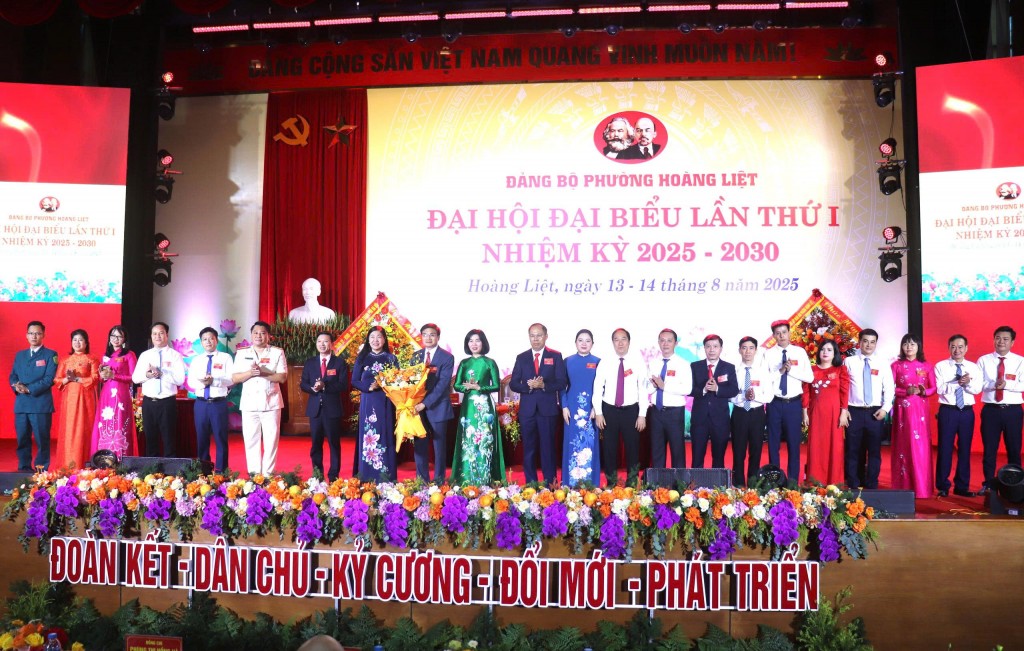 Lãnh đạo TP tặng hoa chúc mừng Ban Chấp hành Đảng bộ phường Hoàng Liệt nhiệm kỳ mới