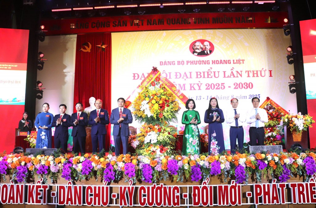 Đại diện lãnh đạo TP Hà Nội tặng hoa chúc mừng Đại hội