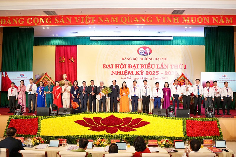 Đồng chí Nguyễn Doãn Toản tặng hoa chúc mừng Ban Chấp hành Đảng bộ phường Đại Mỗ nhiệm kỳ 2025 – 2030