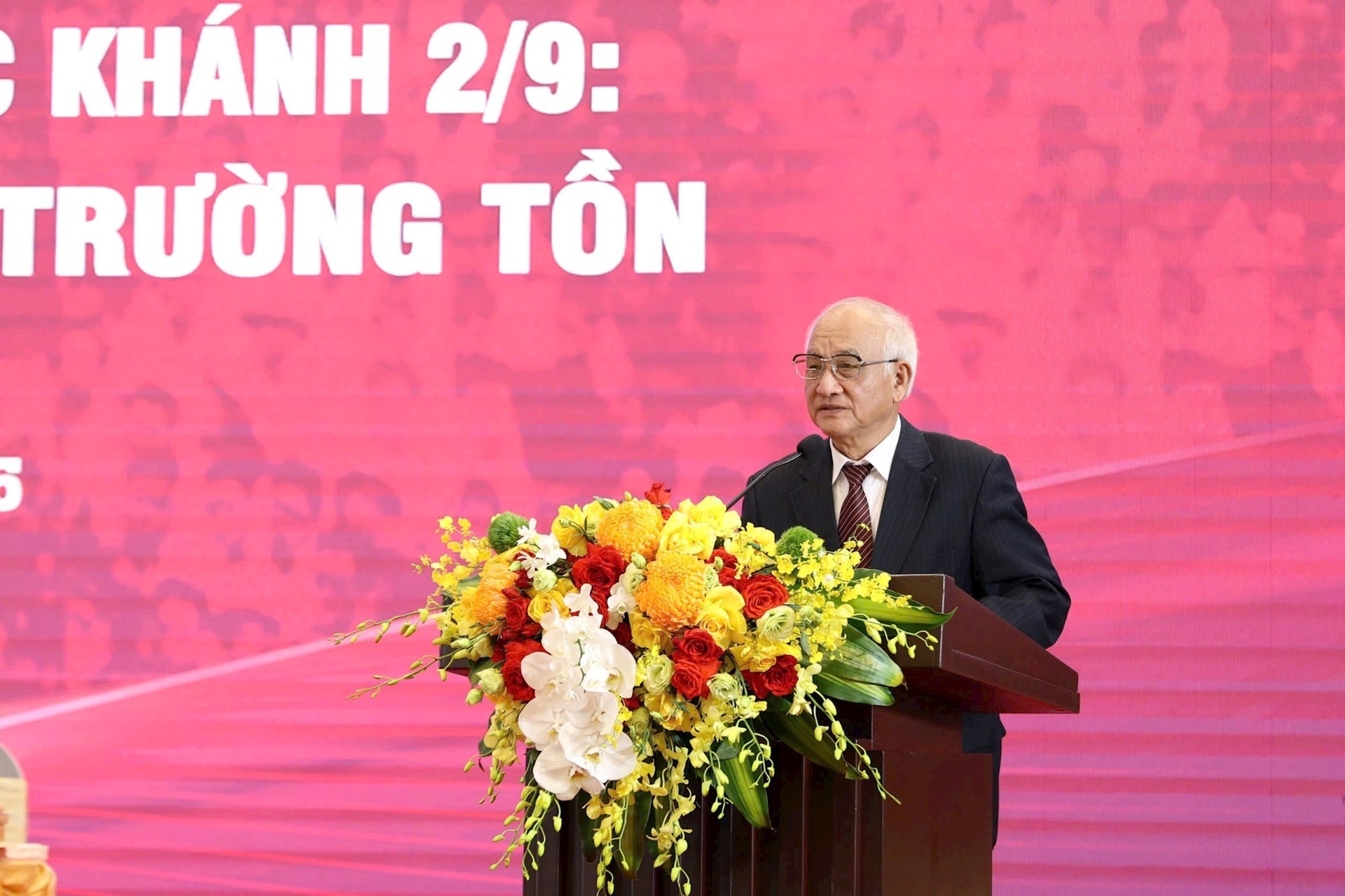 PGS.TS Trần Đức Cường, Chủ tịch Hội Khoa học Lịch sử Việt Nam tham luận tại hội thảo. Ảnh: Viết Thành