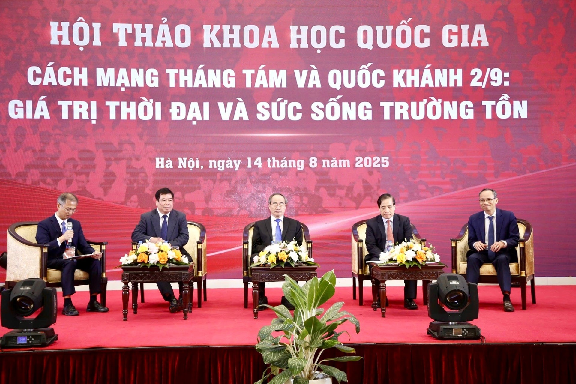 Các diễn giả tham gia phiên tọa đàm bàn tròn “Phát huy giá trị của Cách mạng Tháng Tám và Quốc khánh 2-9 trong kỷ nguyên mới”.
